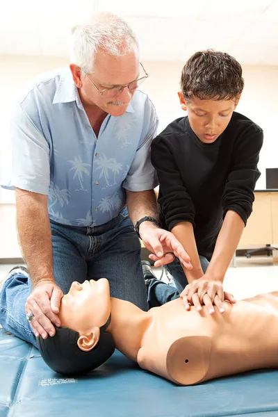 CPR διδασκαλίας στο σχολείο — Φωτογραφία Αρχείου