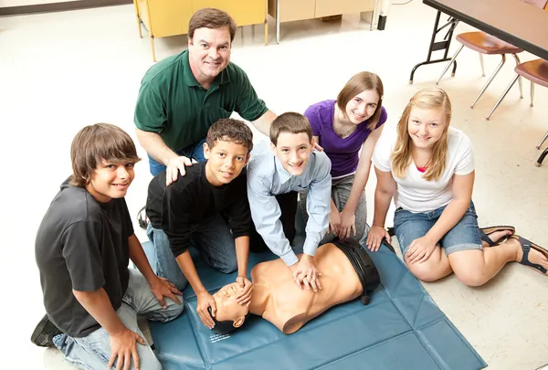 Gli studenti imparano CPR — Foto Stock