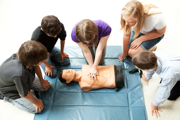 Teenagers Practice CPR — Stock Photo, Image