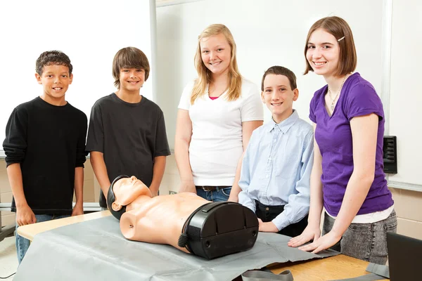 Подростки с манекеном CPR — стоковое фото