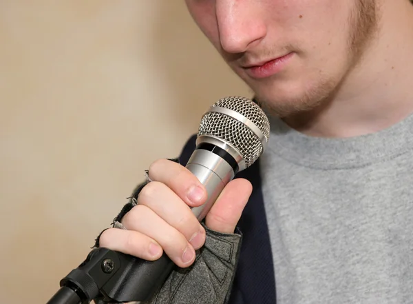 Segurando microfone — Fotografia de Stock
