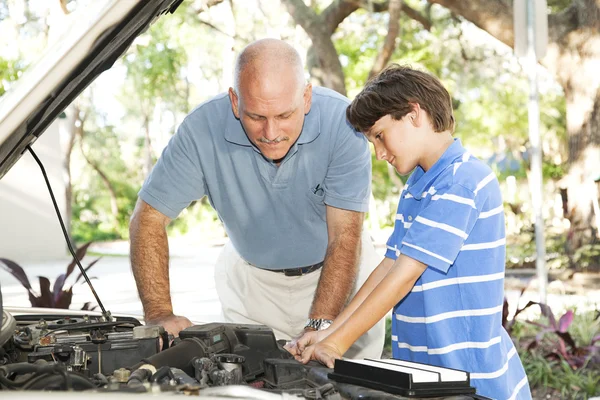 Family Project - Auto Repair — Stock Photo, Image