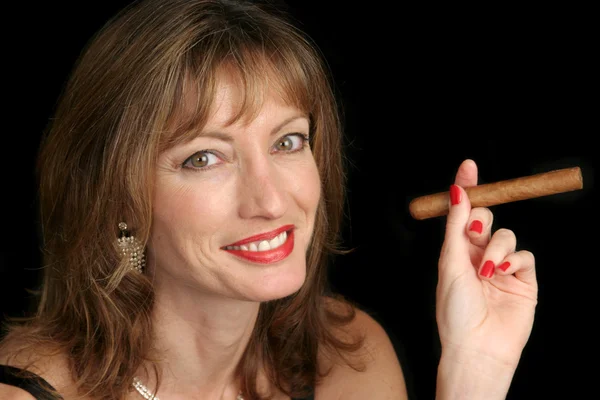 可爱的女人吸烟雪茄 — 图库照片