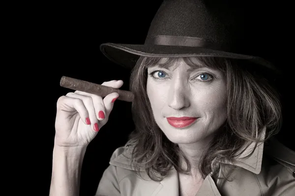 Mujer misteriosa y cigarro — Foto de Stock