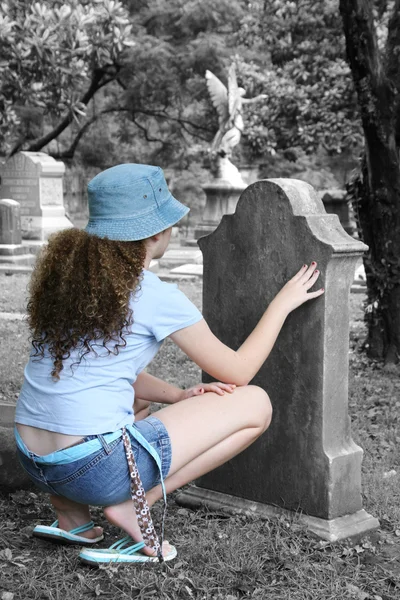 Девочка на кладбище 1 — стоковое фото