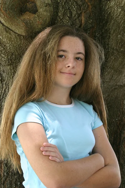 Dziewczyna długie włosy z rękami skrzyżowanymi — Zdjęcie stockowe