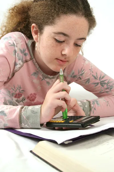 Estudante fazendo lição de casa — Fotografia de Stock