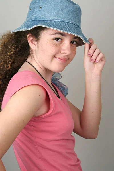 Elegáns lány tippeket kalapját — Stock Fotó