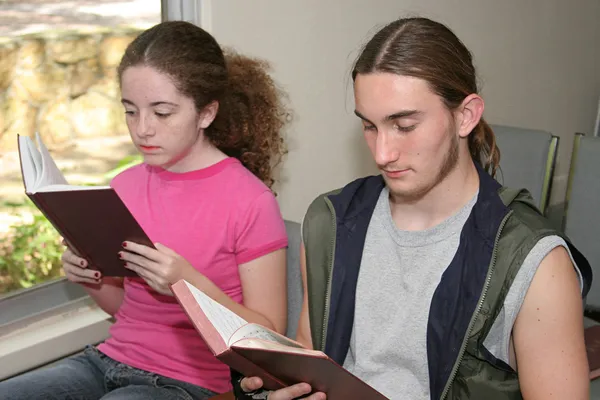 Tieners in kerk — Stockfoto