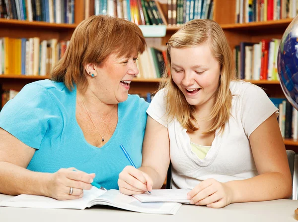 Studiare con la mamma — Foto Stock