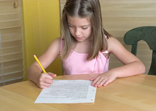 Holčička dělá domácí úkoly — Stock fotografie