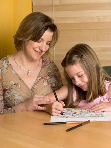 Moeder helpen met huiswerk — Stockfoto