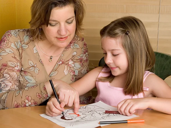 Moeder helpen met huiswerk — Stockfoto