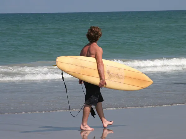 Surfer on Beach — Stock Photo, Image