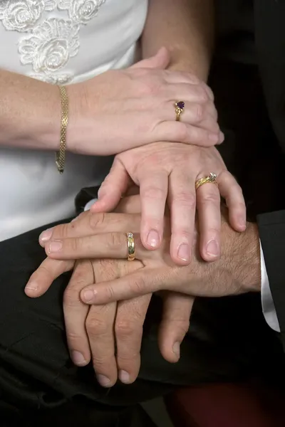 Unga bröllop händer — Stockfoto
