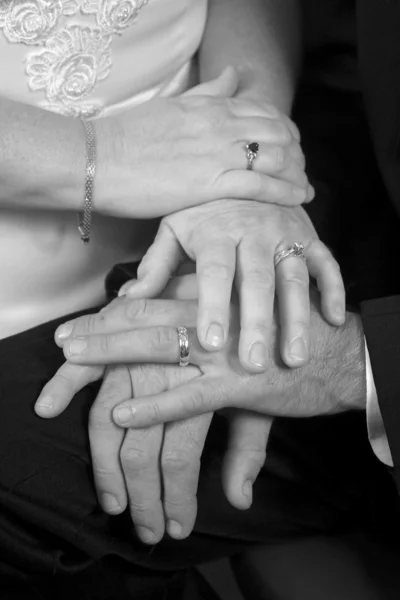 Bw genç düğün eller — Stok fotoğraf