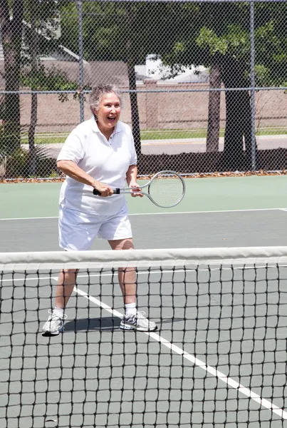 Ενεργητική και δραστήρια γυναίκα ανώτερος - τένις — Φωτογραφία Αρχείου