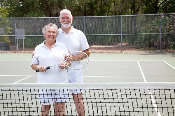 Personas mayores activas en la cancha de tenis —  Fotos de Stock