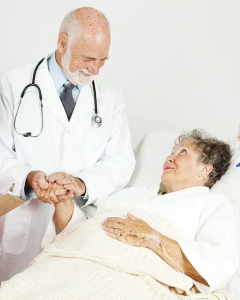 Doutor Confortando Paciente Sênior — Fotografia de Stock