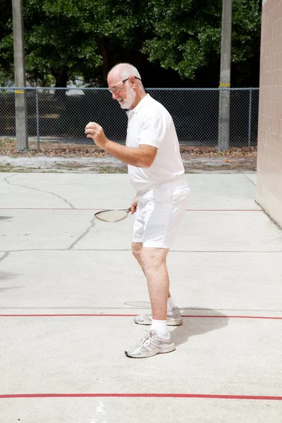 Подходит пожилой человек, играющий в ракетбол — стоковое фото