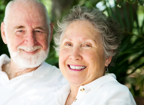 Šťastný starší žena s manželem — Stock fotografie