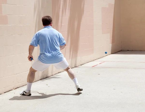 Человек играет в ракетбол — стоковое фото
