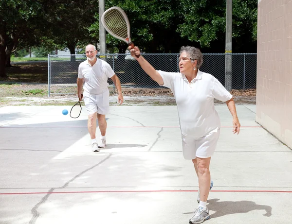 Masa Tenisi oynarken emekliler — Stok fotoğraf