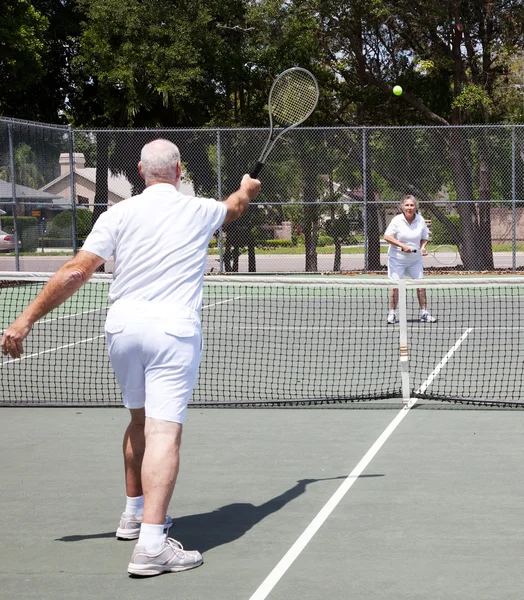 Ανώτερος ζευγάρι παίζει τένις — Φωτογραφία Αρχείου