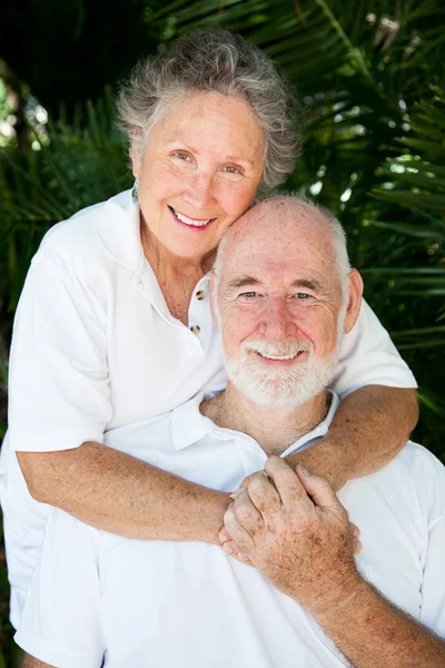 Idősebb pár - még mindig szerelmes — Stock Fotó