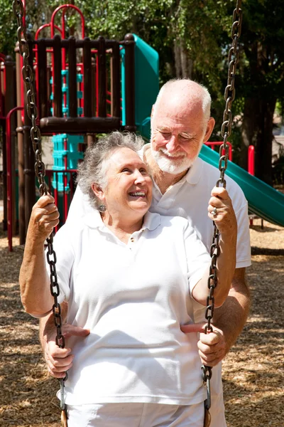 Seniorenpaar im Spiel — Stockfoto