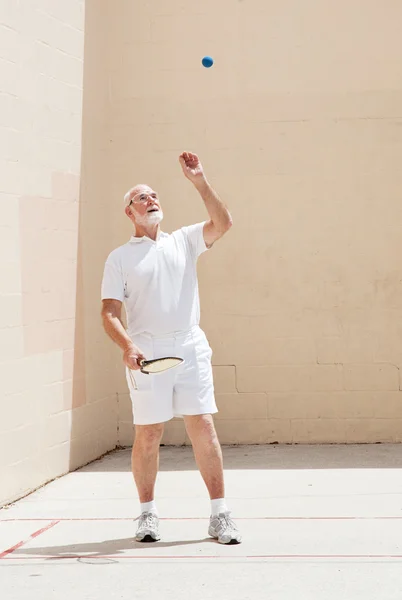 Homem sênior joga raquetebol — Fotografia de Stock