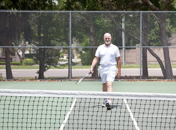 Hombre mayor en pista de tenis — Foto de Stock