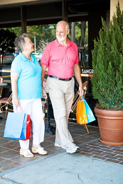 Zakupy seniorów - spacer — Zdjęcie stockowe