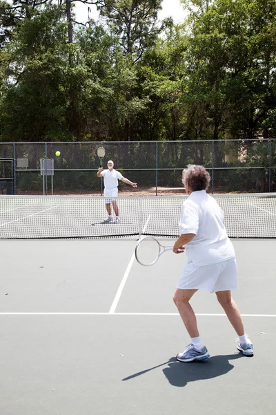 Partita di tennis senior — Foto Stock