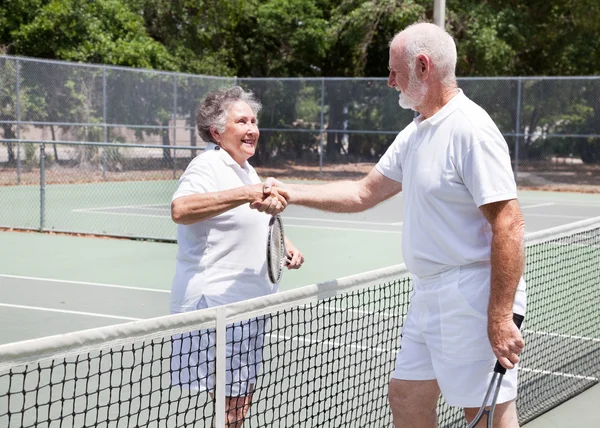 Senior Tennis jugadores apretón de manos —  Fotos de Stock