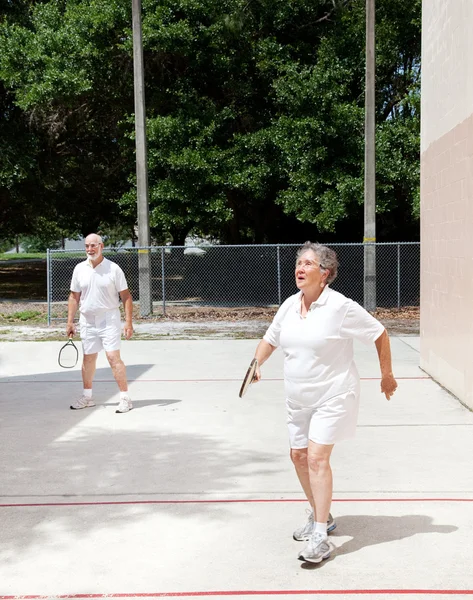 Idosos em Racquetball Court — Fotografia de Stock