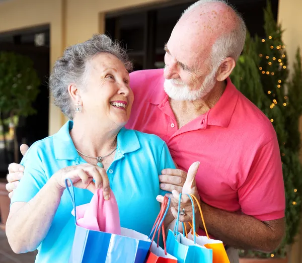 Shopping Seniors In Love — Stock Photo, Image