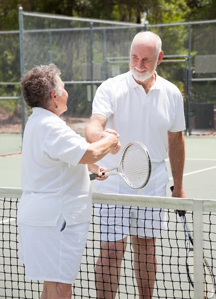 Tenis yaşlılar - el sıkışma — Stok fotoğraf