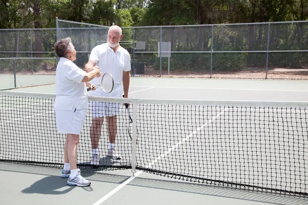 Tenis senioři handshake s copyspace — Stock fotografie
