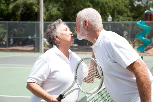 Tenis Seniors beso —  Fotos de Stock