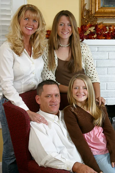 Attraktiv blond familj 1 — Stockfoto