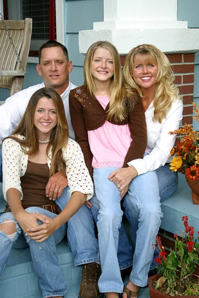 Vacker familj tillsammans — Stockfoto