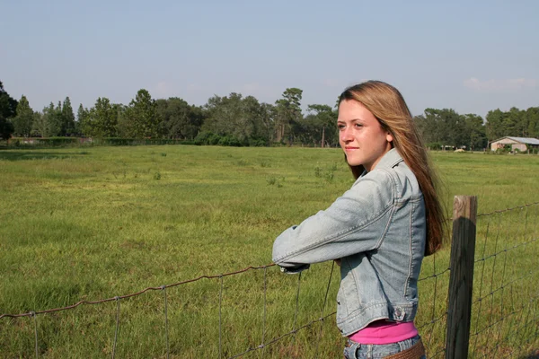 Девочка на ранчо — стоковое фото