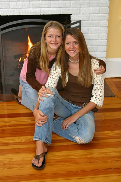 Piękne siostry przy kominku — Zdjęcie stockowe