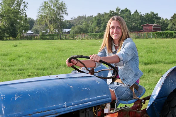 Flicka kör traktor — Stockfoto
