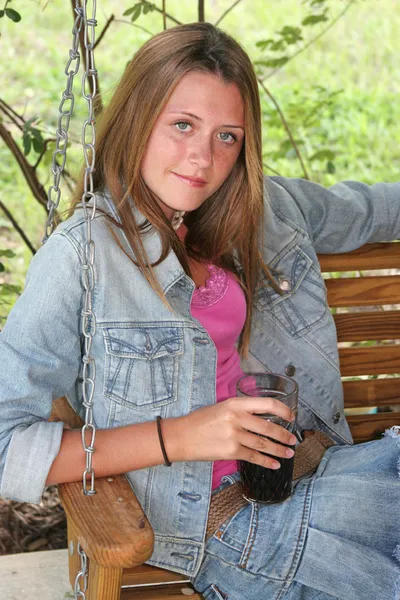 Flicka med kall dryck — Stockfoto