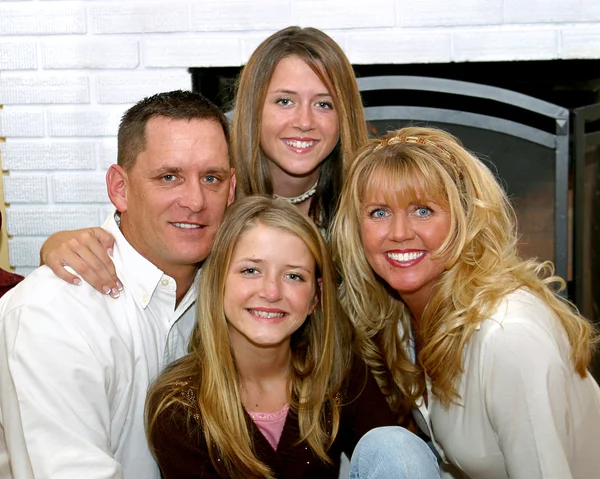 Lycklig familj på hem 3 — Stockfoto