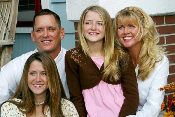 Lycklig familj tillsammans — Stockfoto