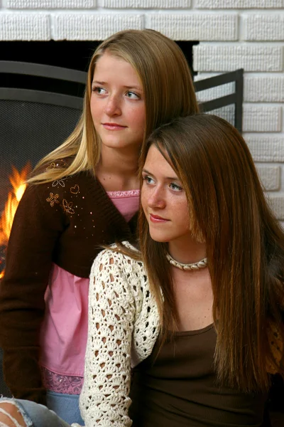 Jolies sœurs par cheminée — Photo