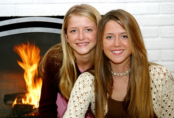 暖炉のそばで姉妹 — ストック写真
